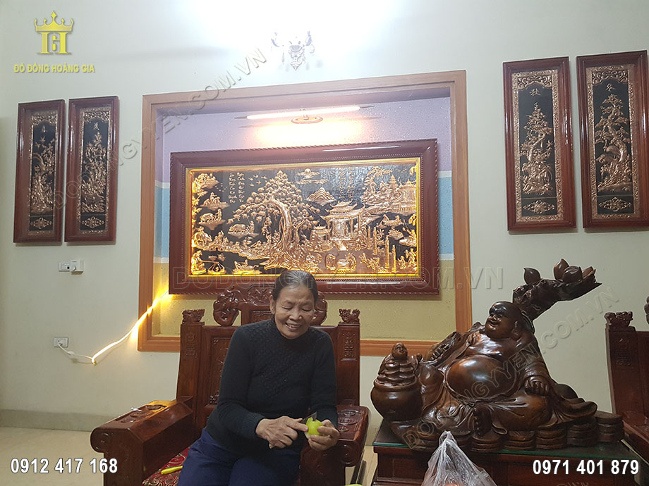 H&igrave;nh ảnh th&acirc;n thuộc c&acirc;y đa, giếng nước, s&acirc;n đ&igrave;nh được c&aacute;c nghệ nh&acirc;n chạm th&uacute;c nổi tr&ecirc;n tấm đồng đỏ v&ocirc; c&ugrave;ng đẹp v&agrave; sắc n&eacute;t